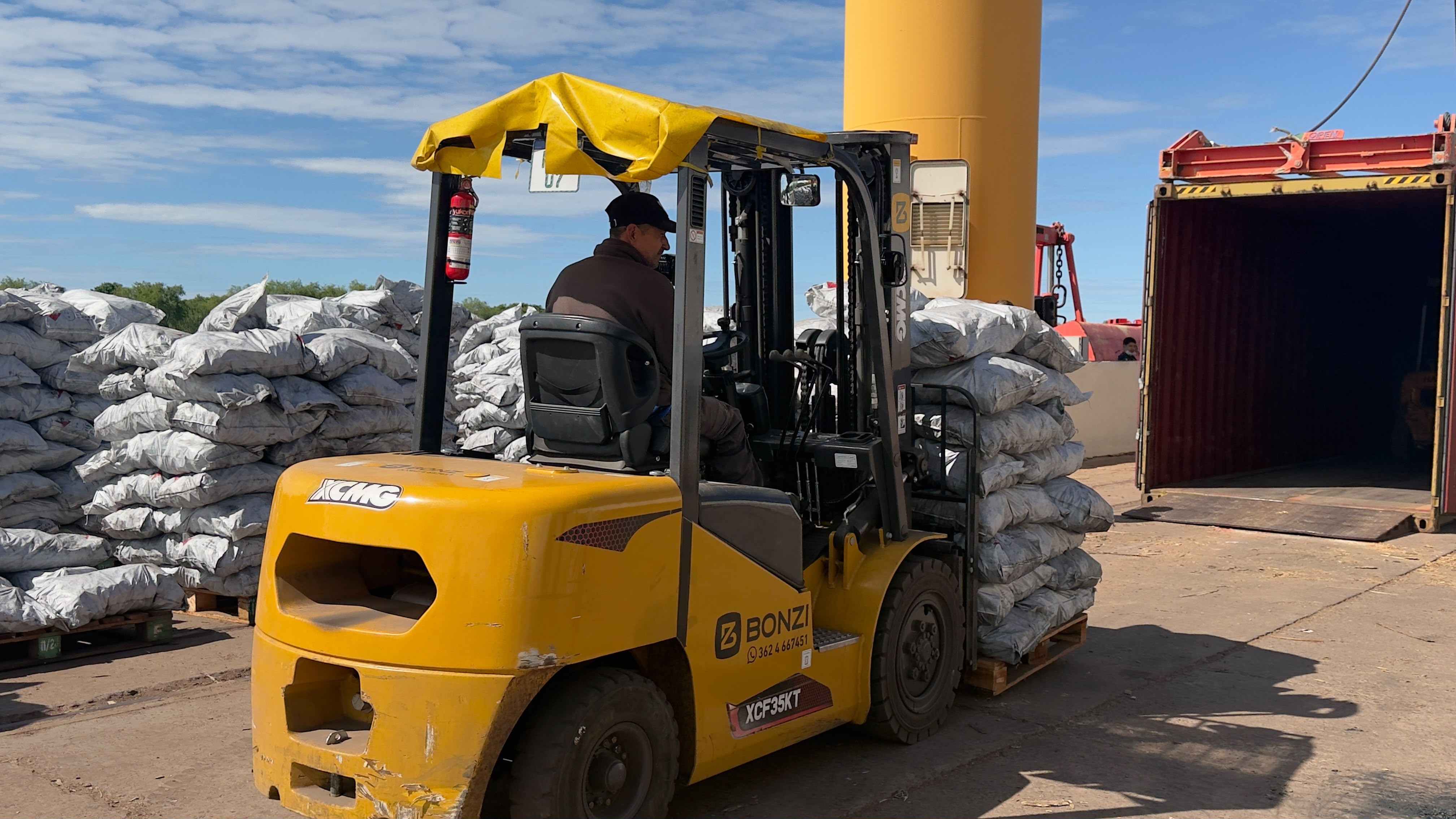Puerto Barranqueras exporta carbón vegetal a Estados Unidos y consolida su posición regional