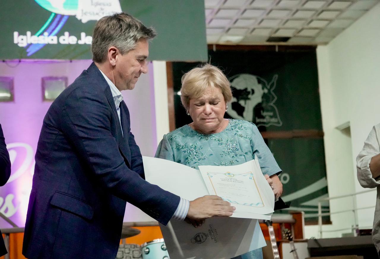 RESISTENCIA: EL GOBERNADOR ZDERO ENTREGÓ LA ESCRITURA DE PROPIEDAD A LA IGLESIA DE JESUCRISTO